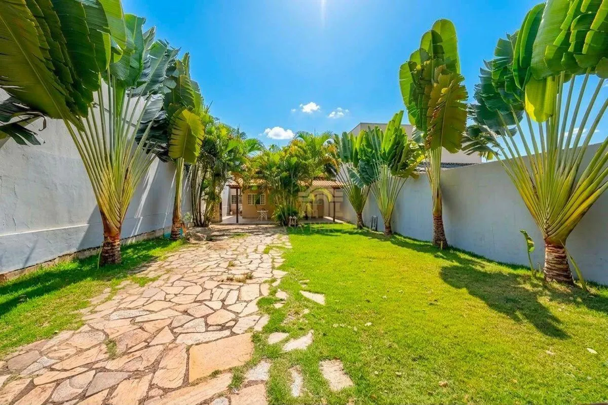 CASA ARNIQUEIRA CONJUNTO 5 3 QUARTOS ÁREA VERDE CHURRASQUEIRA ESCRITURADAUma cas...
