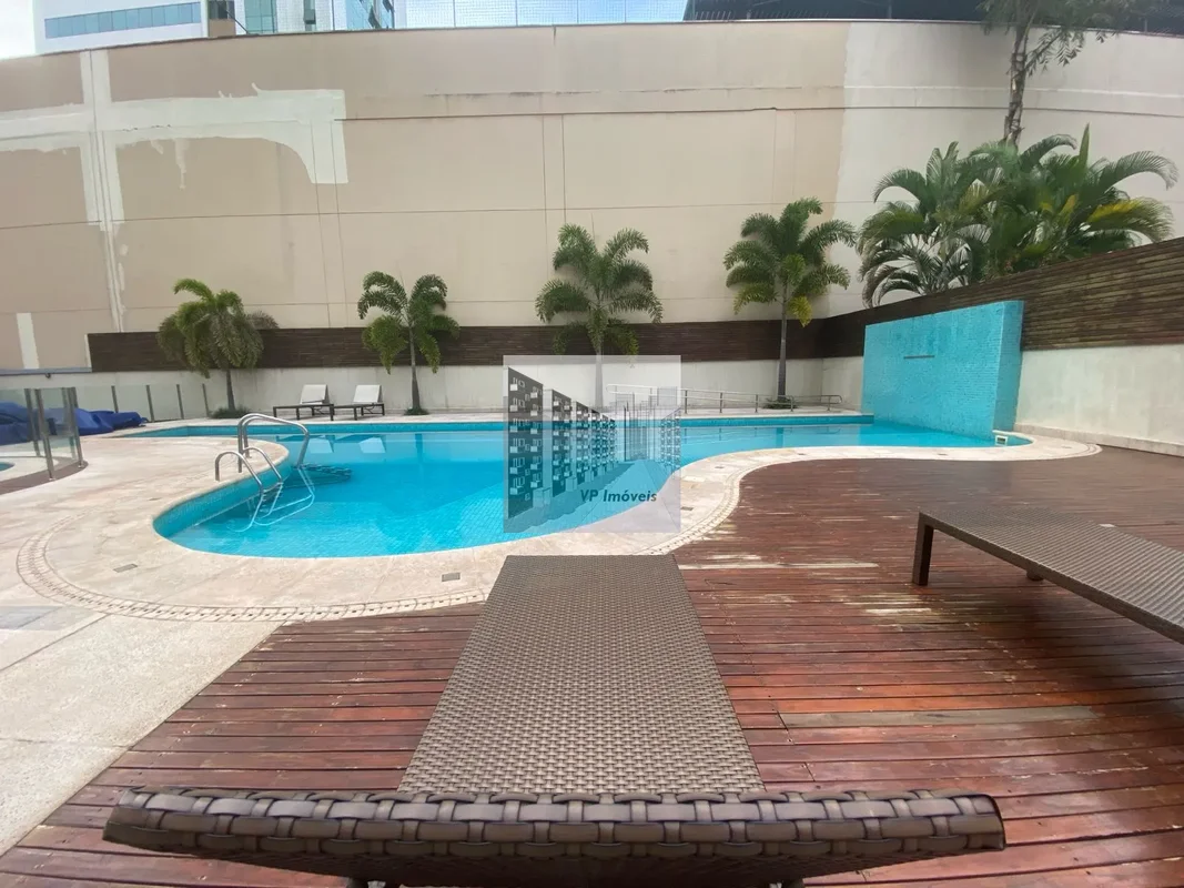 Descubra um apartamento reformado e com amplos cômodos, com vista nascente, no R...