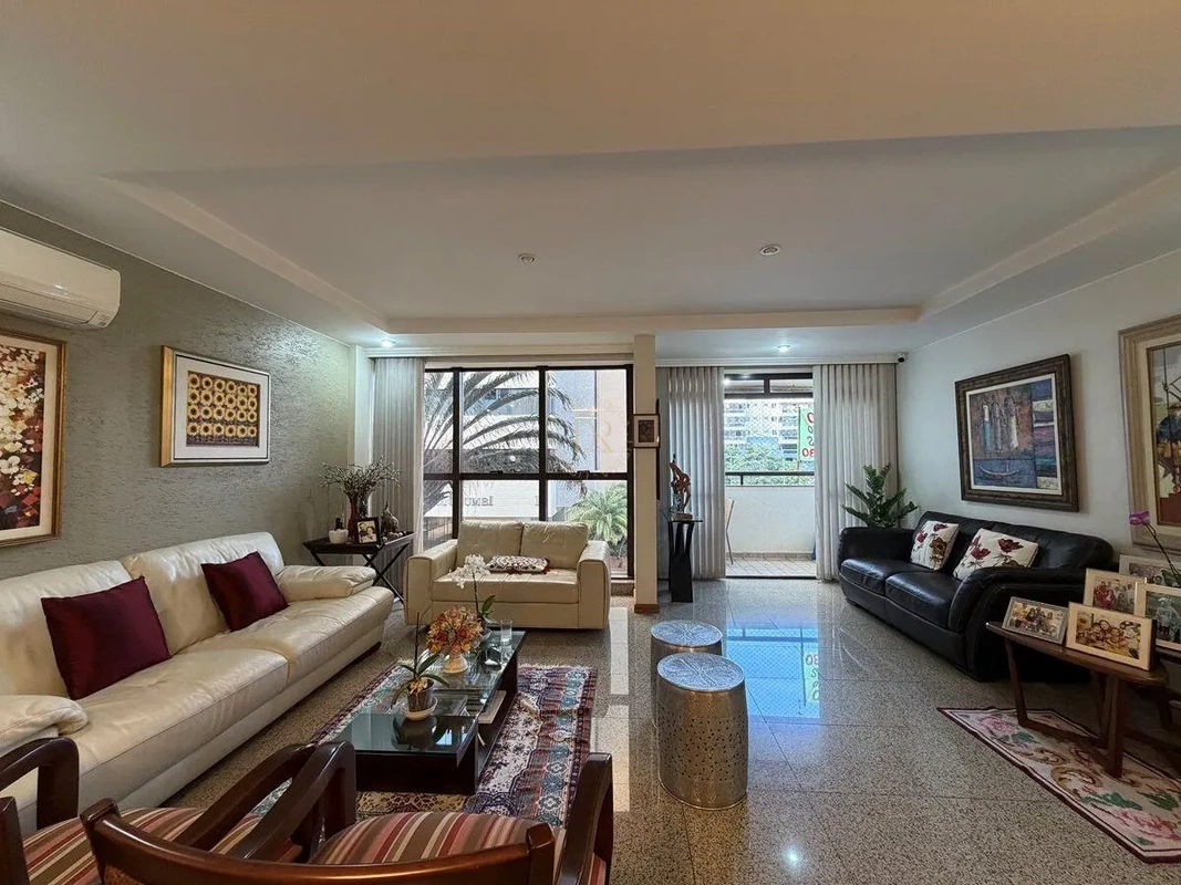 Apartamento lindo, impecável em uma das quadras mais nobre da Asa Norte! Destaqu...