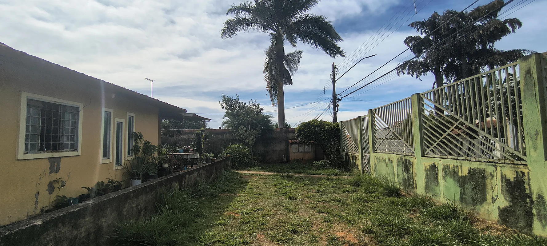 Trata-se de um terreno de 800 m², sendo aproximadamente 20 m de frente por 40 m ...
