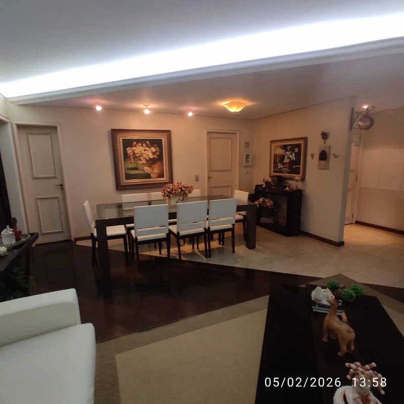 Descubra um apartamento espaçoso e sofisticado na Avenida 136, no Setor Marista,...