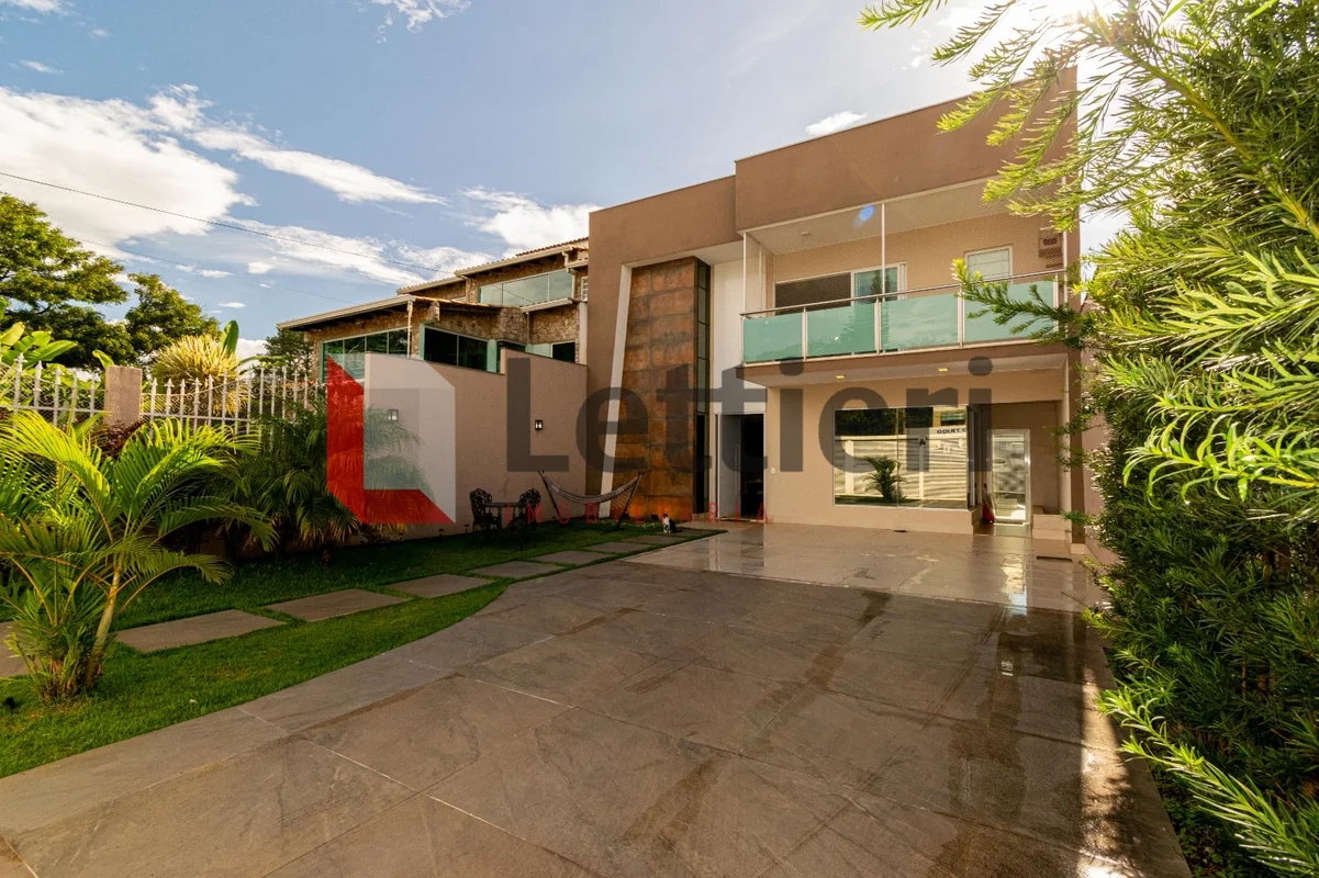 Descubra o conforto de morar na SRES Quadra 10 Cruzeiro-DF. Esta elegante casa d...