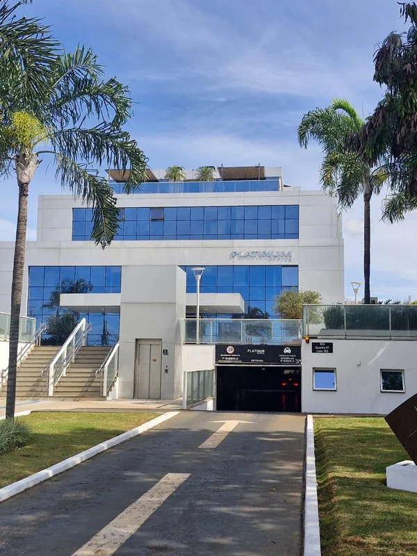 - 01 Sala com banheiro privativo, DESOCUPADA- dividida, com armários, persiana.-...