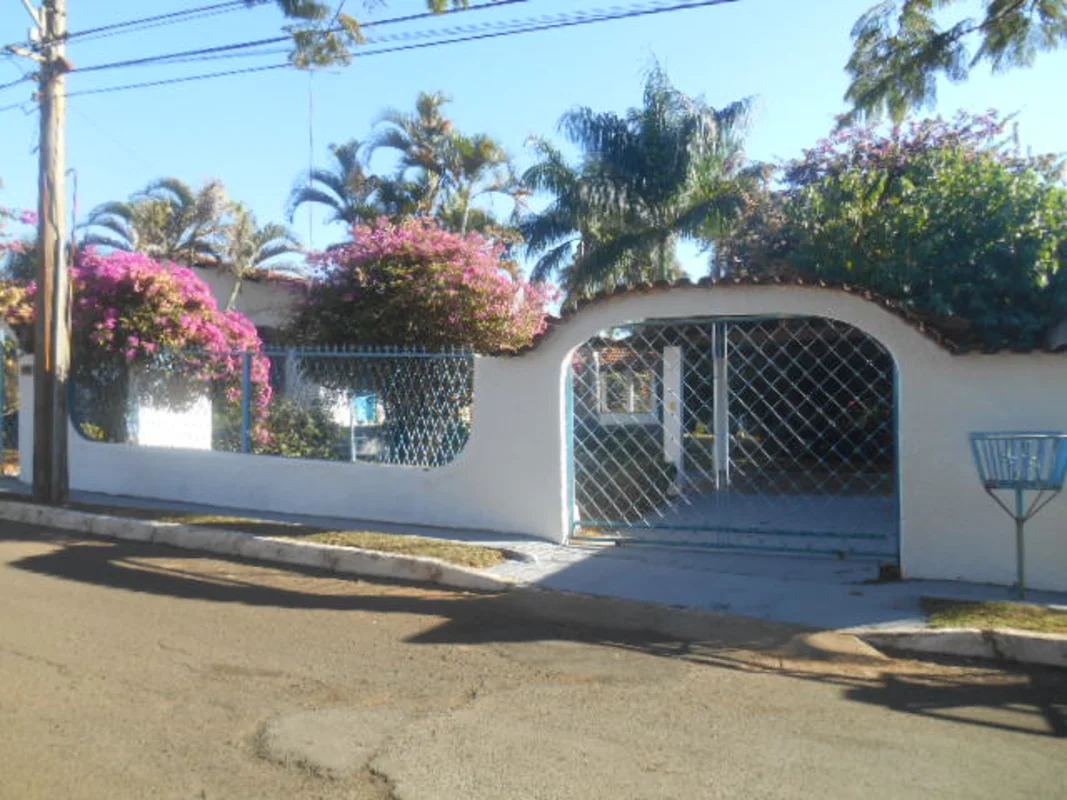 Excelente casa térrea com amplo terreno.Terreno: 1.010,60 m² | Área útil: 314,77...