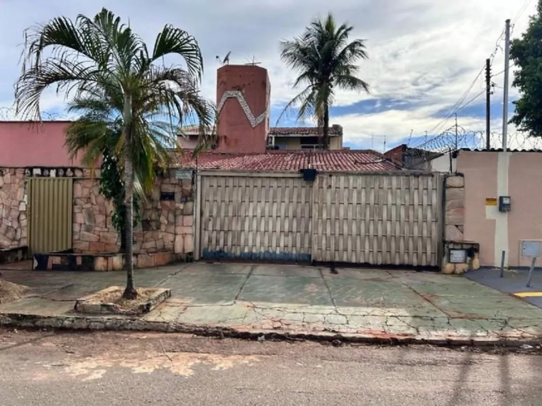 PARTE SUPERIOR: 3/4, SENDO UMA SUÍTE, SALA DE TV E LAVABO.PARTE INFERIOR: SALA D...