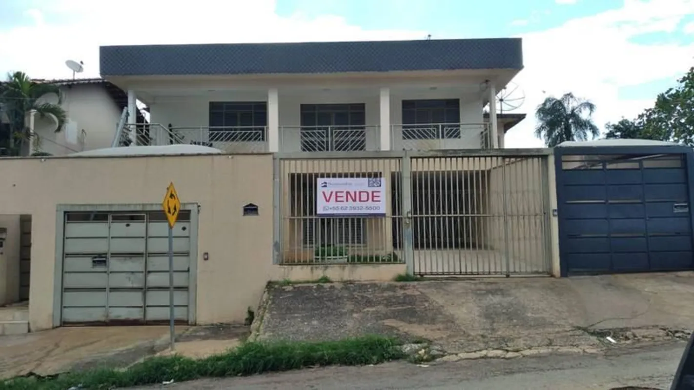 Vendo sobrado com 5/4 sendo 02 suítes, 02 salas, 02 banheiros social, cozinha co...