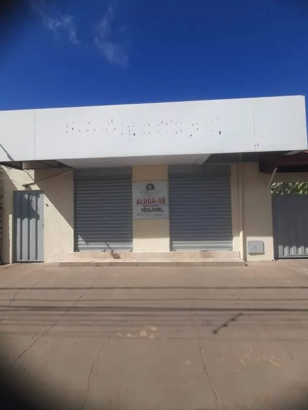 Aluga-se sala comercial de 30 m² com 1 banheiro.Excelente localização, área de f...