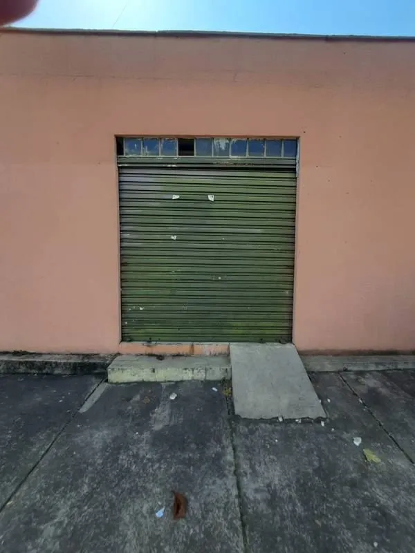 Aluga-se sala comercial, com banheiro em avenida movimentada e excelente localiz...