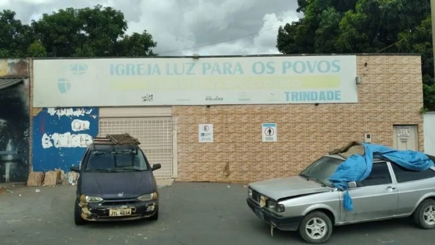 Vende-se imóvel com 01 sala comercial e 02 casas no terreno.Imóvel aceita financ...