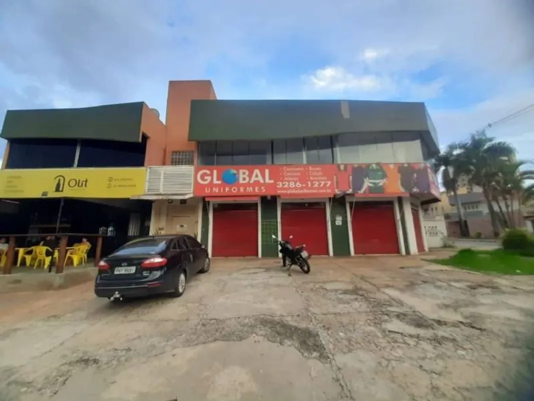 Aluga-se sala comercial sob loja de 30 m², com um banheiro social, na Av. C 104,...