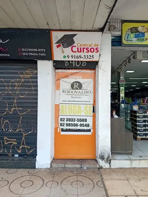 Aluga-se sala comercial sobreloja com banheiro social, cozinha, 3 salas dividida...