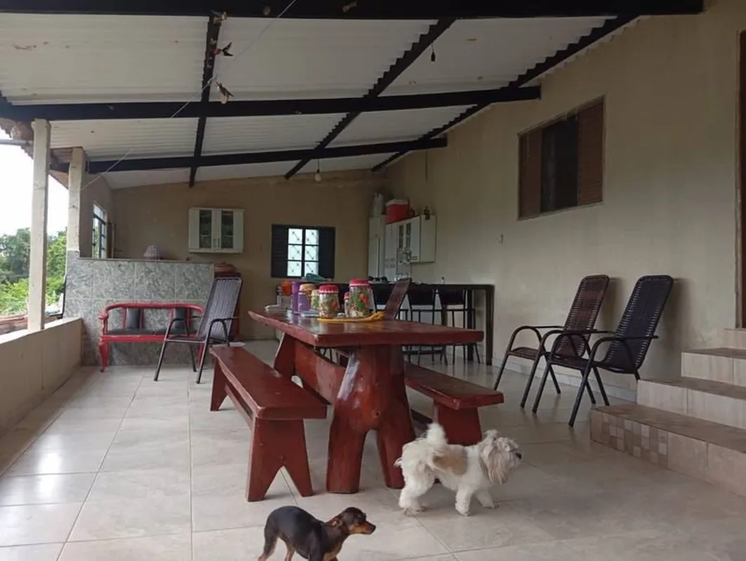 Chácara com casa de 02 quartos, banheiro social, sala de jantar, sala de Tv, coz...