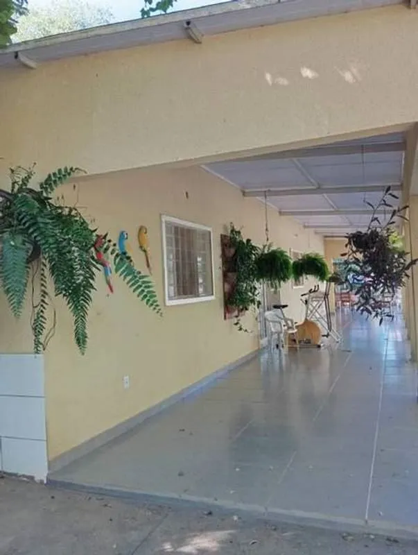 Vende-se chácara de 2000 m² e 180 m² de construção.Possui casa coberta na telha ...