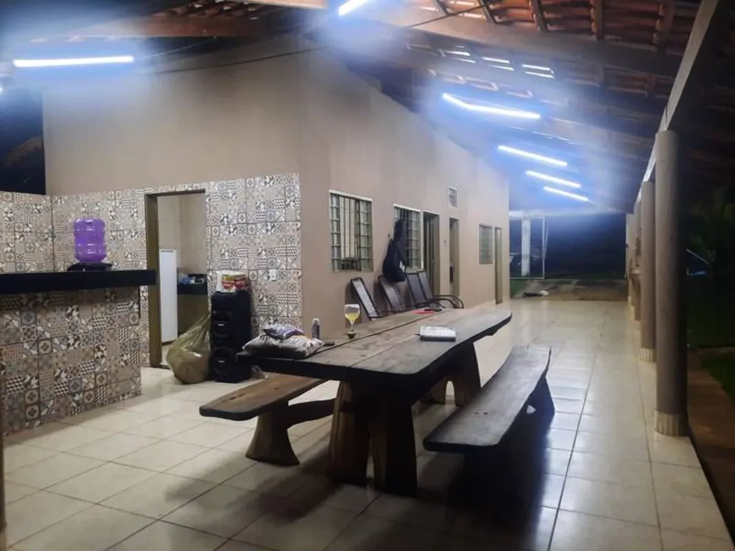 Chácara de 2/4 com uma suíte, banheiro social, 2 cozinhas com bancadas, fogão ca...