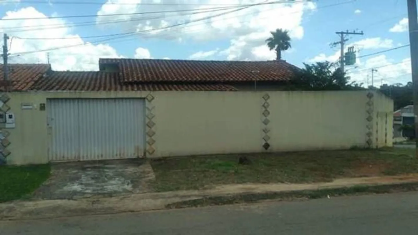 VENDO UMA CASA, NO BAIRRO ITAPOÃ, EM APARECIDADE DE GOIÃNIA.CASA DE 3/4, 1 SUÍTE...