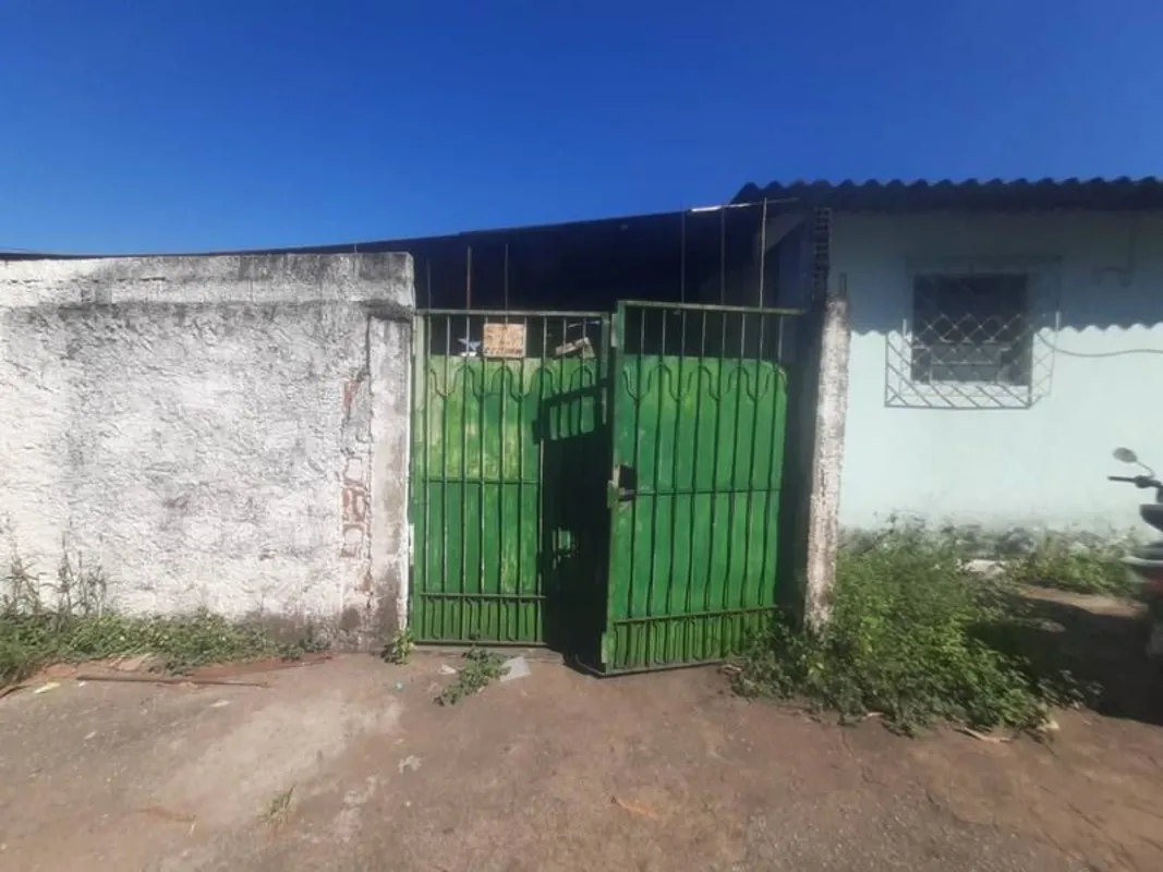 Aluga-se Barracão com:- Garagem coberta para 1 carro;- Quarto para dispensa;- Sa...