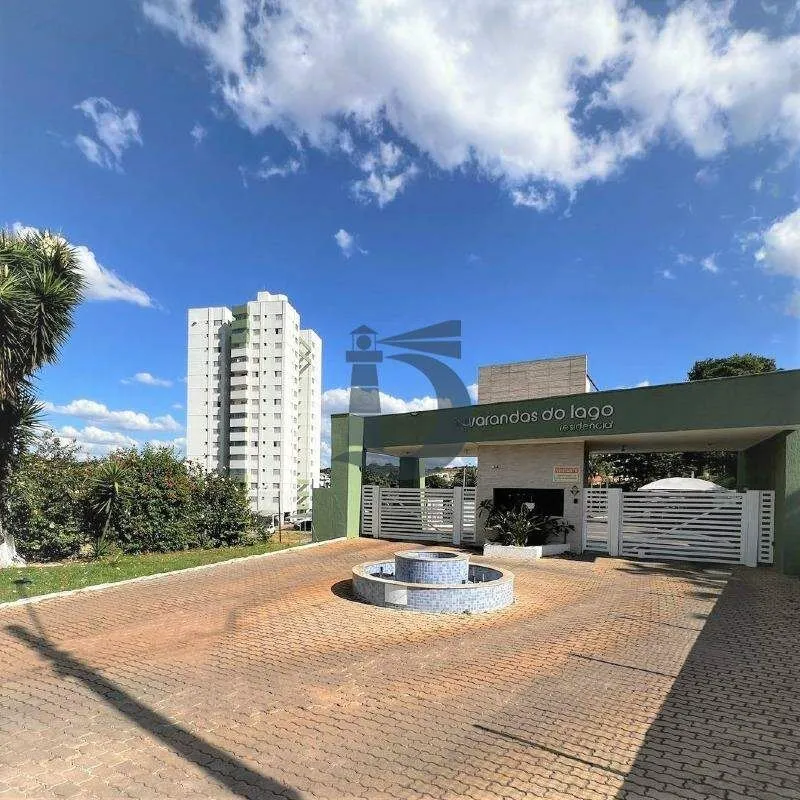 Apartamento no 1º andar com aprox. 104m², distribuídos em: 03 Quartos suítes (02...