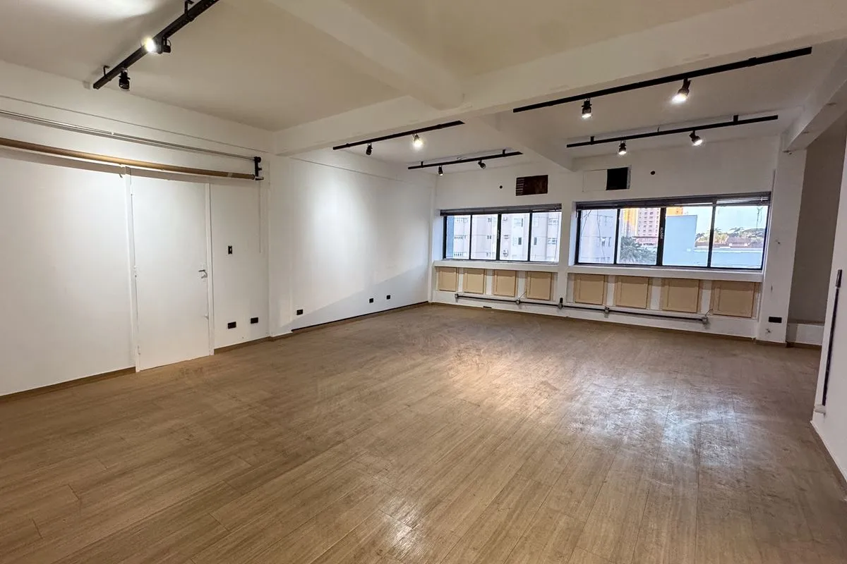 Apresentamos esta excelente sala comercial localizada no Setor Marista, em GoiÃ¢...