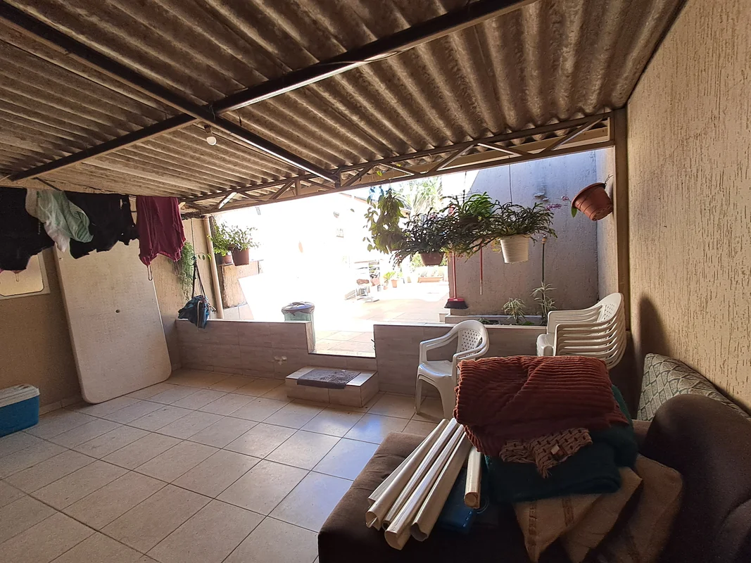 Vendo Casa com 03 Quartos, Sala, Cozinha, Banheiro social, área de serviço ampla...