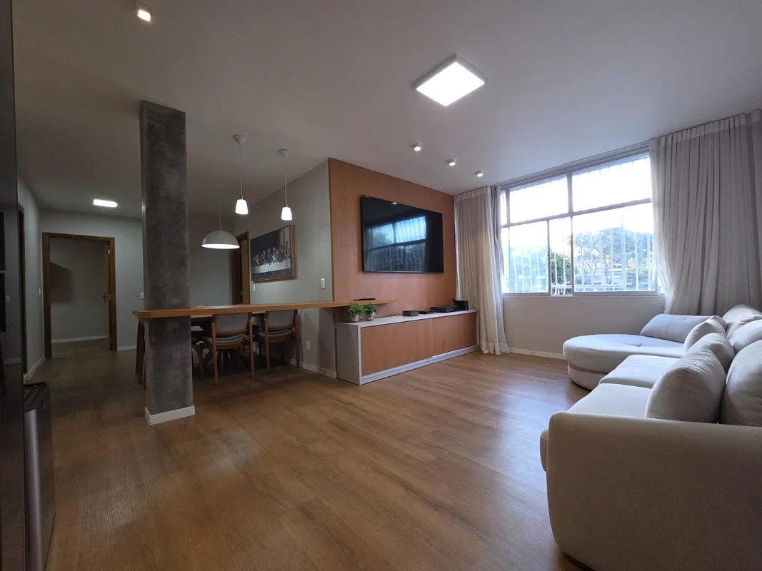 Descubra um apartamento reformado no coração da ASA NORTE, em Brasília, na SQN 4...