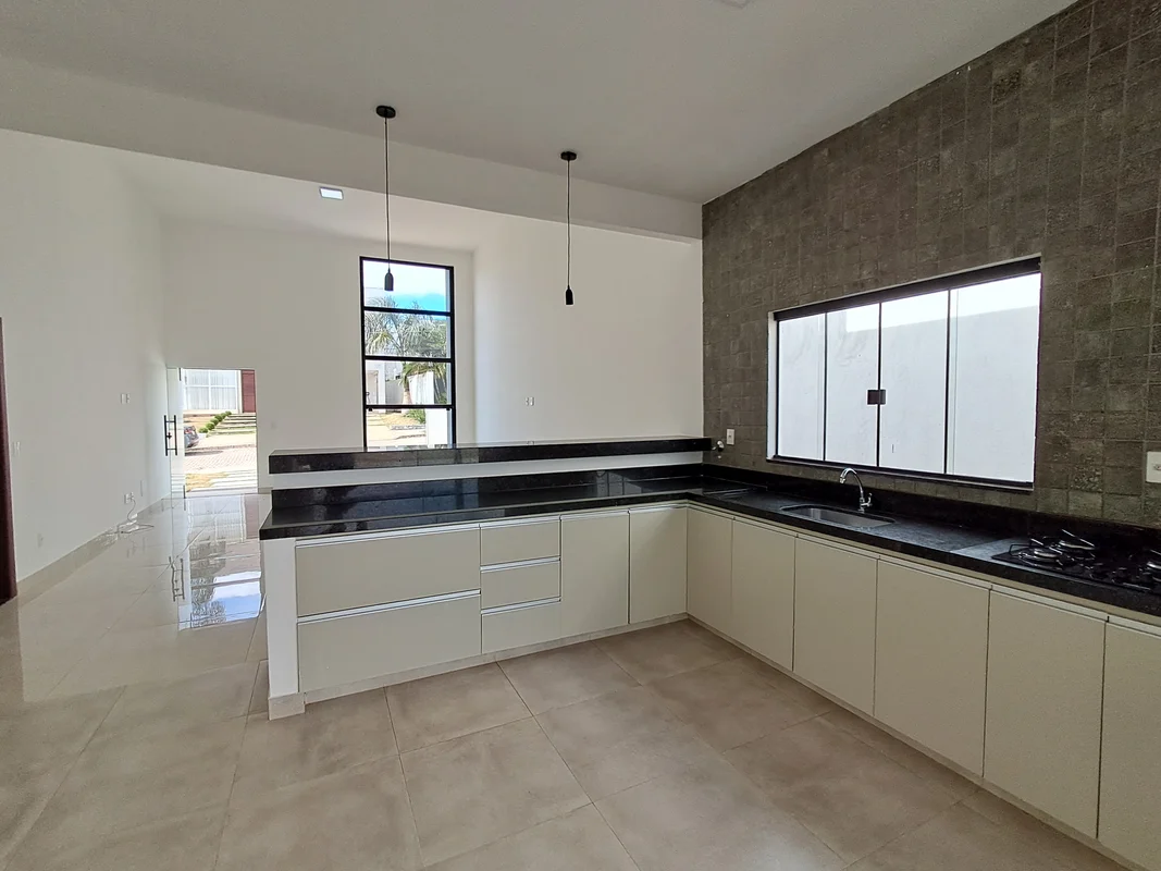 Descubra esta charmosa casa no Condomínio Alto da Boa Vista, localizado na Quadr...