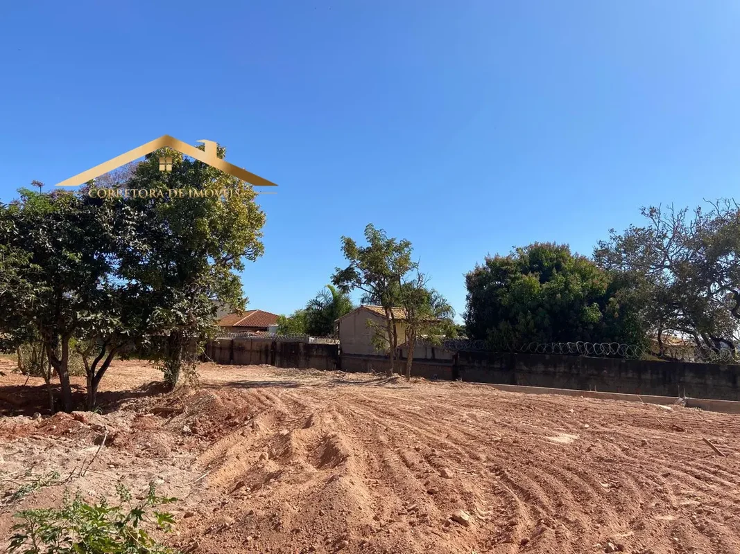 LOTE À VENDA – Condomínio Mini Chácaras do Lago Sul Se você busca segurança, con...