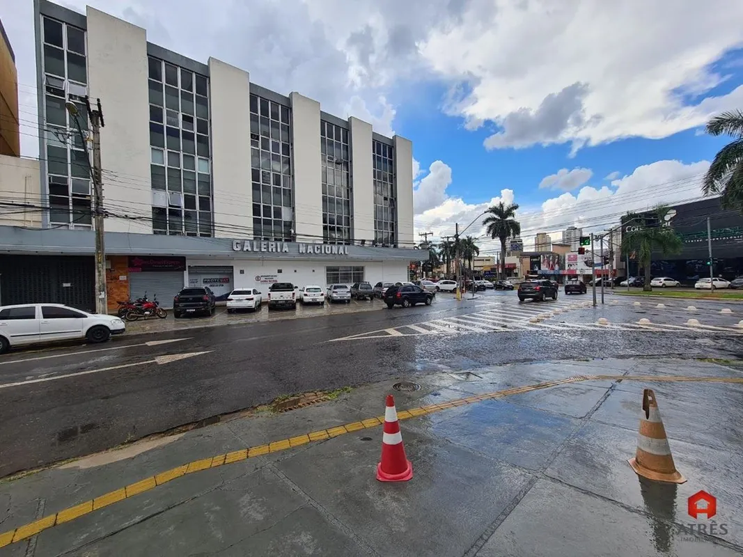 Sala comercial com aproximadamente 32m², composta por piso em cerâmica e 1 banhe...