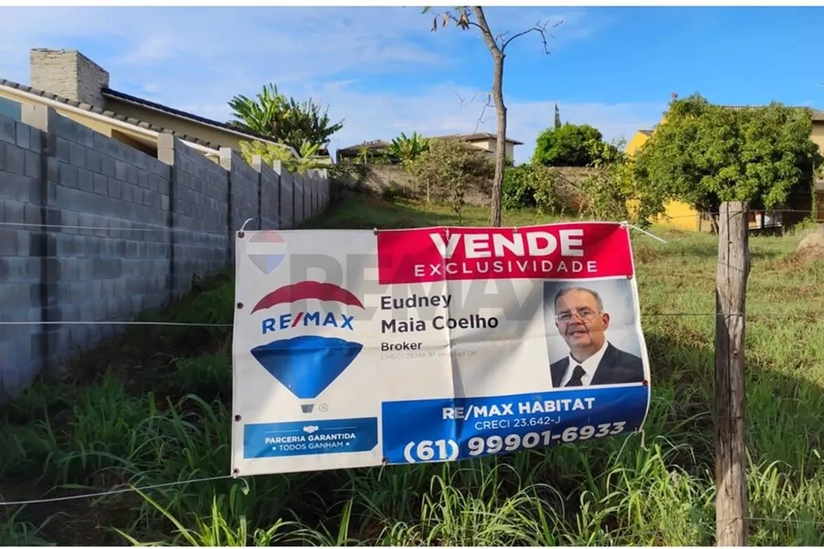 "Lote de 1.000 m² com vista permanente no Ouro Vermelho IISituado a aproximadame...