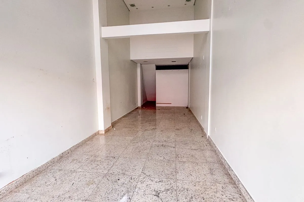 LOJA COM APROXIMADAMENTE 38M2, SENDO 16M2 DE MEZANINO, COPA, BANHEIRO E DEPOSITO...