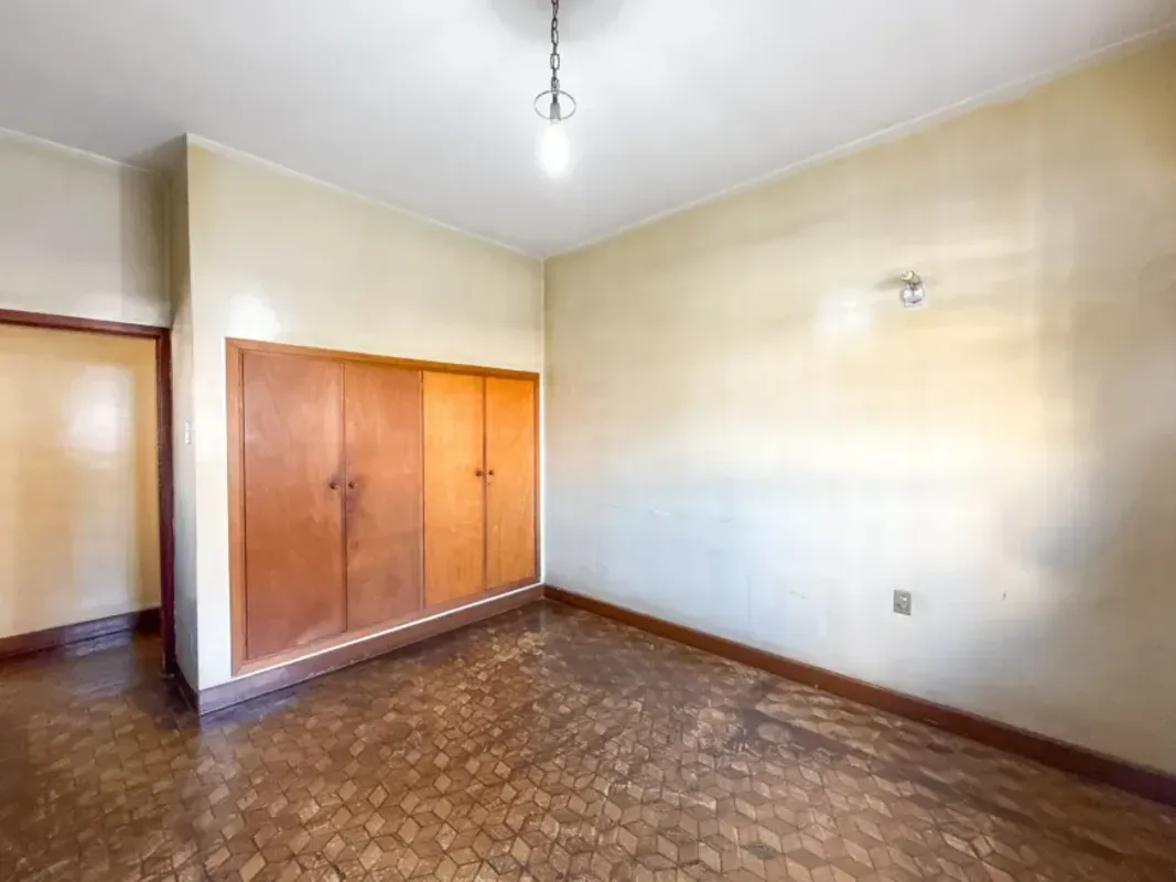 VENDE-SE SOBRADO RESIDENCIAL COM VOCAÇÃO COMERCIAL Imóvel amplo, versátil e com ...