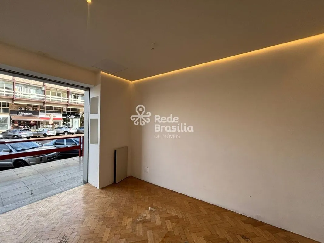Excelente loja reformada, de frente para a rua, com ótima visibilidade e localiz...
