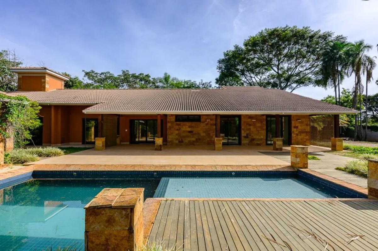 Casa térrea de alto padrão localizada na QI 5 , com ambientes amplos, integração...