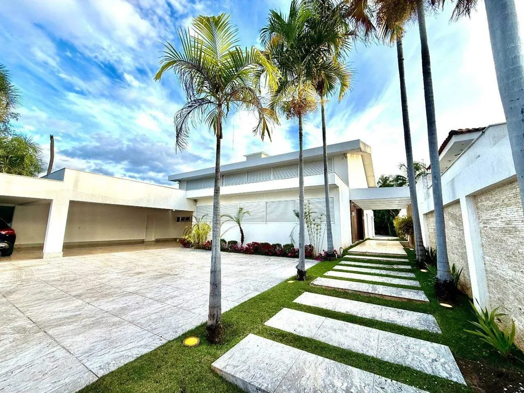 SHIS QL 10| Localizada em uma das quadras mais desejadas do Lago Sul, esta resid...