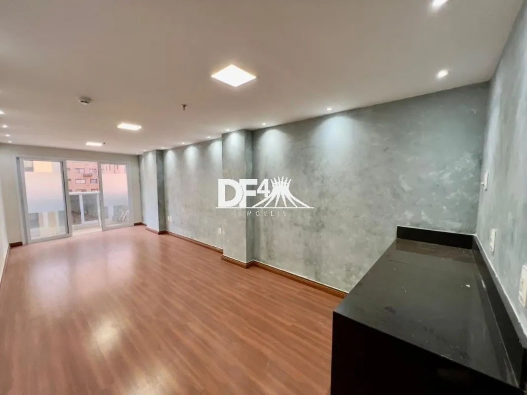 VEM COM A DF4! REFORMADA. PISO EM PORCELANATO. PREPARAÇÃO PARA AR CONDICIONADO. ...