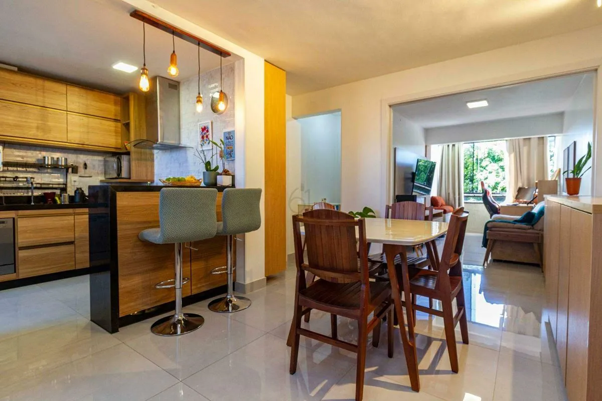 Apartamento vazado, claro e muito bem ventilado, com vista livre e área verde no...