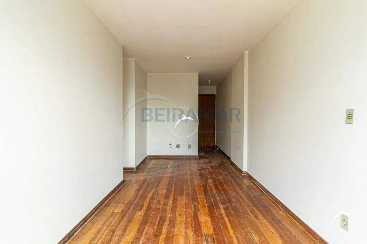 Apartamento excepcional localizado no Edifício Sandra Muniz, oferecendo uma atmo...