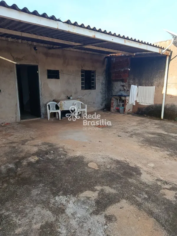 QN 223 - Casa de fundo em lote comercial - Samambaia Norte Apresentamos uma ótim...