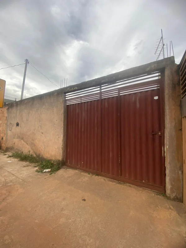 VENDE-SE UMA CASA NA QR 1033 SAMAMBAIA NORTECasa de fundo composta de:2 quartos ...