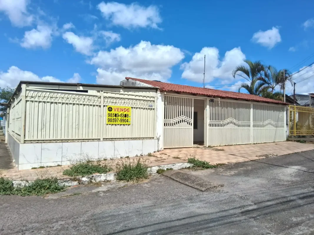 VENDE-SE EXCELENTE IMÓVEL DE ESQUINA – QNL 08 Ótima oportunidade para morar ou i...