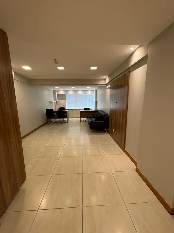 SALA COMERCIAL MOBILHADA PARA LOCAÇÃO LOCALIZADA NO EDIFICIO PLATINUM - QUADRA 0...