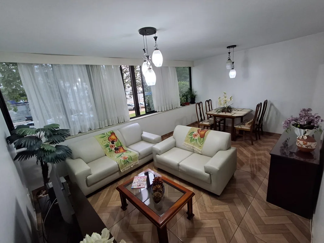 VENDE-SE APARTAMENTO DE 2 QUARTOS – 95m² – PRÉDIO TOTALMENTE REFORMADOSão 95m² d...