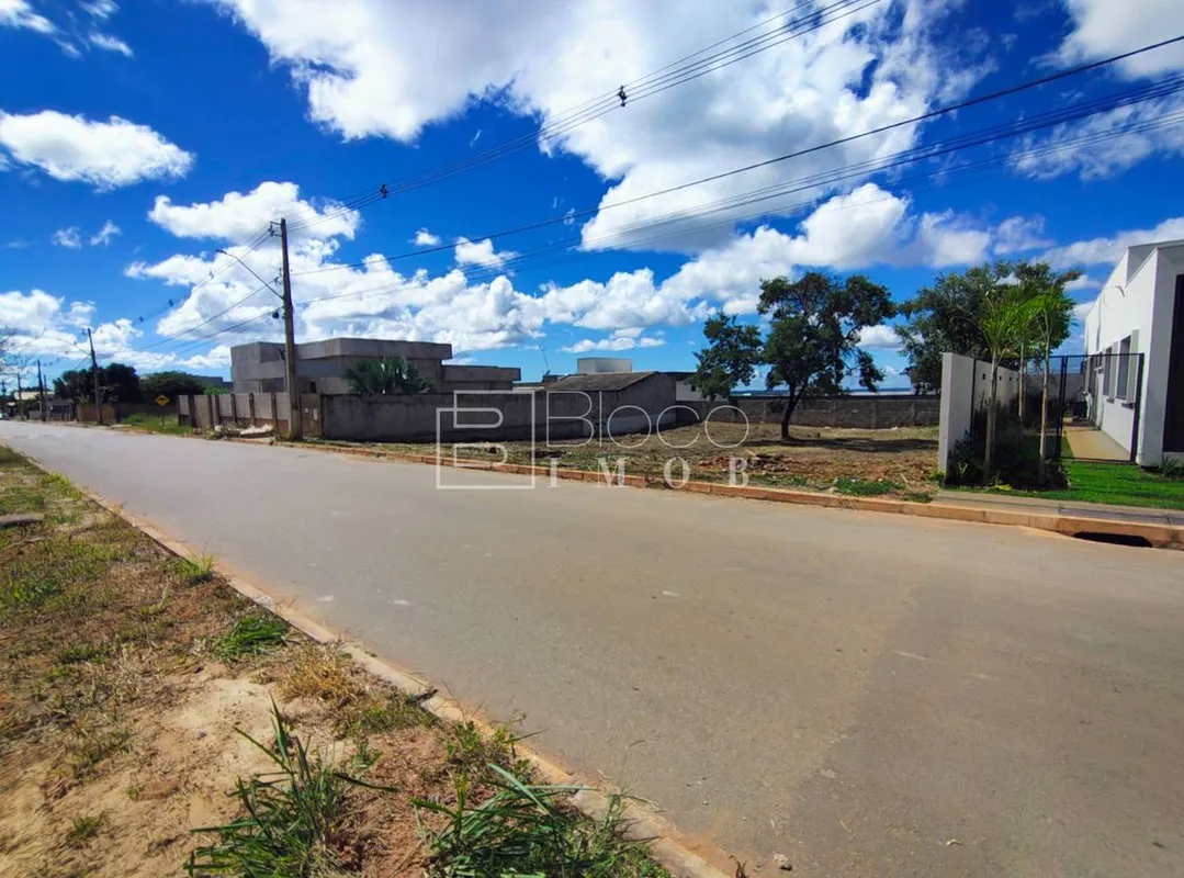 LOTE LOCALIZADO NA QUADRA 04 DO CONDOMÍNIO ESTÂNCIA QUINTAS DA ALVORADA COM 665,...