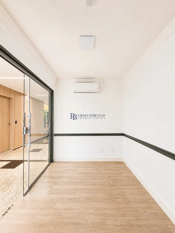 Sala de 47,49 m² para consultório no nível térreo, com 1 banheiro e 1 vaga de es...
