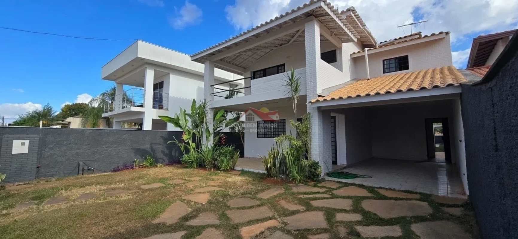 Casa no Condomínio Quintas do Sol – Qd. 3Terreno: 600 m²Área construída: 350 m²C...