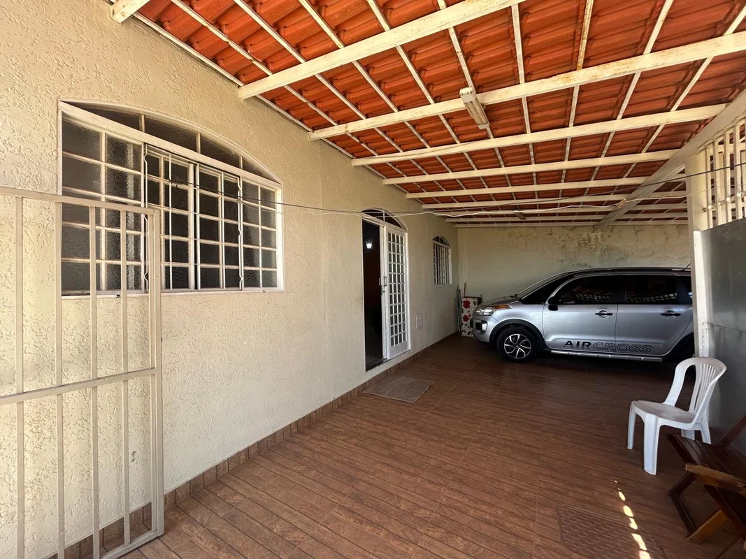 VENDO CASA DE 3 QUARTOS EM LOTE DE 193 metros na QR 120 de Samambaia, ao lado da...