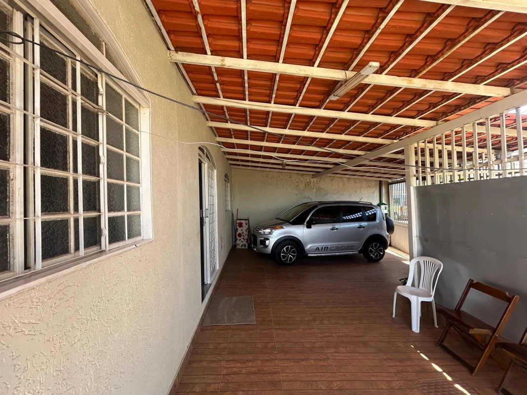 VENDO CASA DE 3 QUARTOS EM LOTE DE 193 metros na QR 120 de Samambaia, ao lado da...