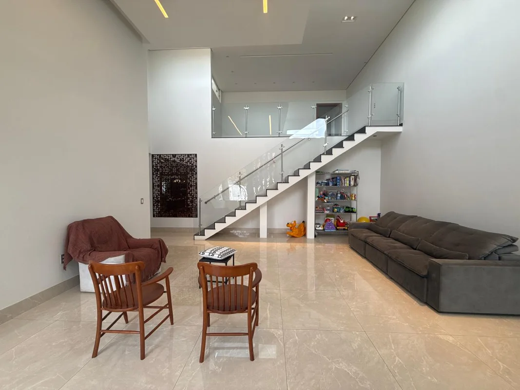 Uma casa simplesmente incrível em condomínio fechado com ótima localização , ide...