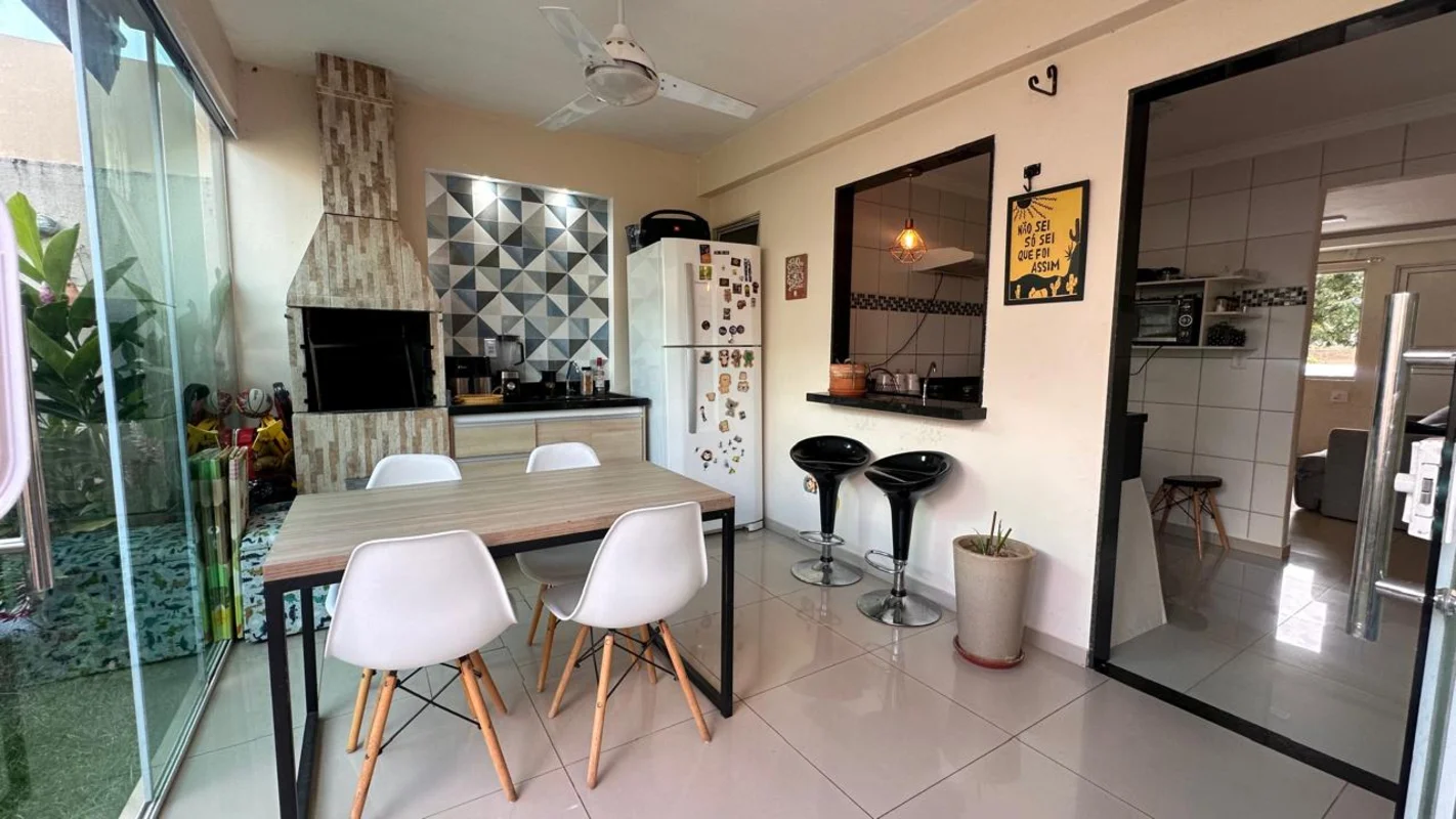 Julisce Alencar Assessoria Imobiliária vende...Casa localizada na QC. 08 (Jardin...