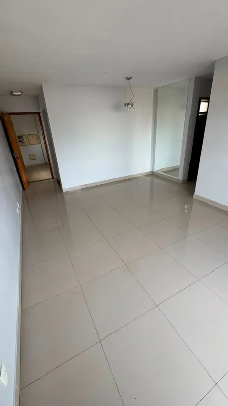 Apartamento com dois quartos com armários, sala, cozinha com armários, área de s...