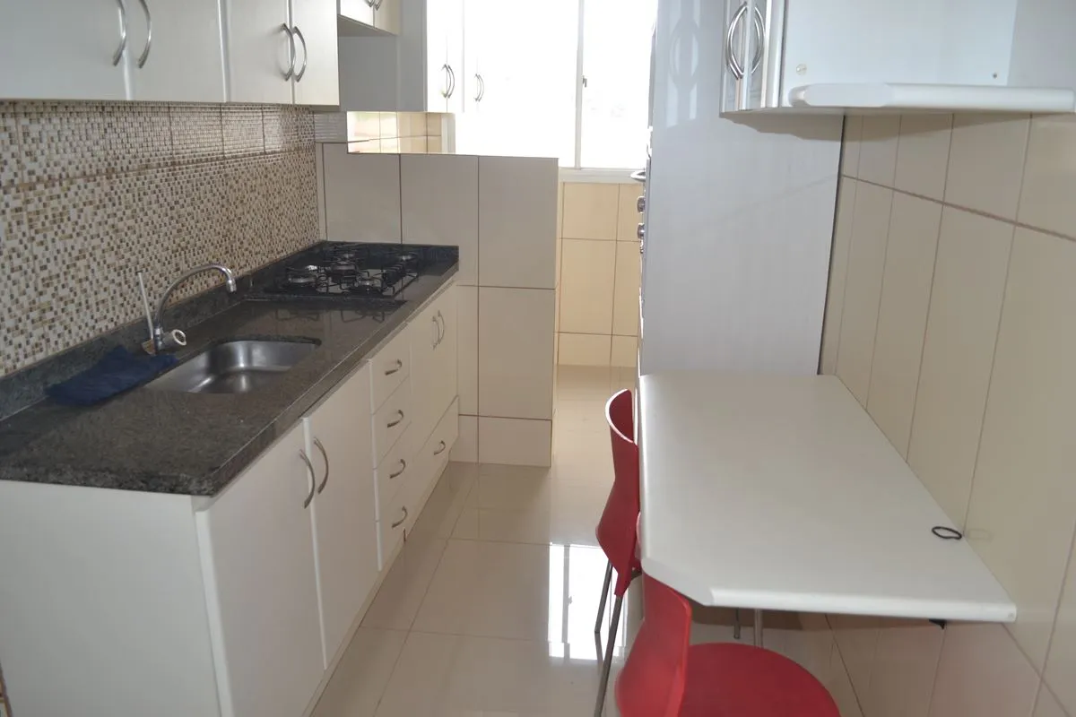 Apartamento com dois quartos com armários, sala, cozinha com armários, área de s...